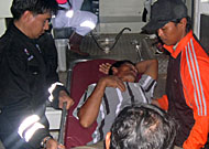Korban luka bakar ringan, Zainuddin, dinaikkan ke ambulans untuk dibawa ke klinik VICO Indonesia