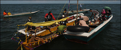 Prosesi melarung sesajen di perairan Selat Makassar menjadi inti pelaksanaan Pesta Laut