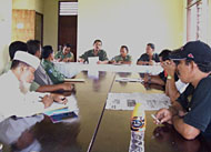 Suasana rapat tim relokasi yang dipimpin Sekcam H Zainal Abidin (tengah) Senin (13/03) lalu bersama anggota tim relokasi, tokoh masyarakat, kepala desa dan Ketua MUI Muara Badak