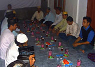 Rombongan Safari Ramadhan bersama jamaah Langgar Baitul Jalal ketika menanti saat berbuka puasa