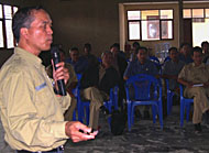 Komara Wijaya saat mempresentasikan rencana pengeboran cadangan gas di hadapan pejabat dan tokoh se-Muara Badak