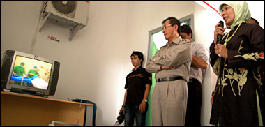 dr Noor Hafizah SpM (kanan) dari RS Pertamina Balikpapan menjelaskan jalannya operasi katarak yang sedang berlangsung melalui layar televisi