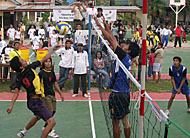 Suasana pertandingan babak penyisihan turnamen bola voli Mutiara Cup di Kecamatan Muara Jawa