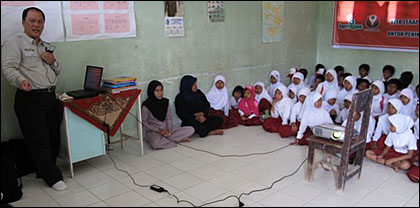 Sambil duduk lesehan, murid dan guru SD Cokro Aminoto dengan seksama mengikuti penyuluhan K3 dari VICO Indonesia