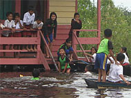 Bermain air di saat banjir merupakan hal yang sangat menyenangkan bagi anak-anak Muara Kaman