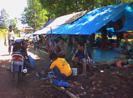 Warga Desa Puan Cepak terpaksa mendirikan tenda-tenda darurat di dataran yang lebih tinggi