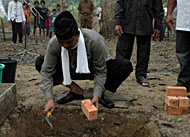 Asisten IV Pemkab Kukar HM Gufron Yusuf memasang batu bata pertama pembangunan Masjid Nurul Iman Baru di Desa Kayu Batu, Kecamatan Muara Muntai