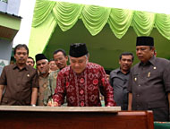 Ketua PP Muhammadiyah Dien Syamsuddin menandatangani prasasti peresmian Gedung Dakwah Muhammadiyah Kukar