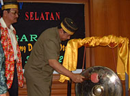 Bupati H Syaukani HR didampingi H Alimuddin Mandu memukul gong tanda dibukanya Muscab V KKSS Kukar