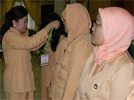 Penasehat DWP Kukar Ny Hj Dayang Kartini Syaukani saat mengalungkan tanda peserta secara simbolis menandai dimulainya Muskab I DWP Kukar