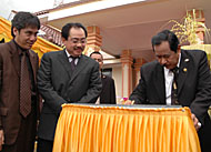 Disaksikan Ketua Kadinda Kukar 2000-2005 H Setia Budi dan Ketua Kadin Kaltim H Popo Parulian, Bupati H Syaukani HR menandatangani prasasti peresmian kantor baru Kadinda Kukar
