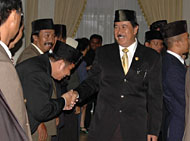Bupati Kukar H Syaukani HR mengucapkan selamat kepada para pejabat eselon IV Pemkab Kukar yang baru dilantik