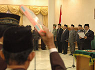 Bupati Kukar H Syaukani HR (kanan) ketika mengambil sumpah jabatan para pejabat eselon II, III dan IV Pemkab Kukar dengan disaksikan para pejabat Muspikab Kukar