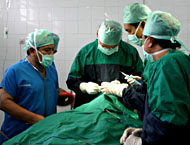 Tim dokter RSUD AM Parikesit saat melakukan kegiatan operasi. RSUD AM Parikesit Tenggarong bakal mendapat alokasi dana Rp 31,05 milyar di tahun anggaran 2010