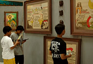 Para pengunjung memperhatikan karya-karya seni rupa yang dipamerkan di gedung Serapo LPKK Tenggarong