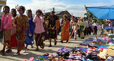 Peserta pawai saat melintas di arena Pasar Malam yang sudah mulai digelar di wilayah Toko Lima, Desa Muara Badak Ilir