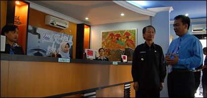 Pjs Direktur Utama PDAM Tirta Mahakam Fathoni Rozaki (kanan) menjelaskan perihal pelayanan di Bisnis Center kepada Pj Bupati Kukar