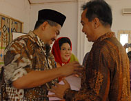 Pjs Dirut PDAM Kukar Fathoni Rozaki (kanan) menyerahkan kenang-kenangan kepada Awang Yacoub Luthman dan istri