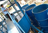 Seorang karyawan PDAM Tirta Mahakam Kukar tengah memeriksa salah satu Instalasi Pengolah Air di Kelurahan Sukarame, Tenggarong. Badan Pengawas PDAM Kukar memberikan predikat Cukup Baik atas kinerja PDAM Tirta Mahakam dalam 4 tahun