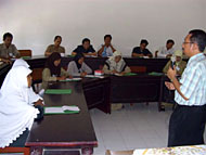 Eko Nurmianto dari LPPM ITS Surabaya ketika memberikan materi kepada para peserta pelatihan