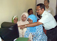 Eko Nurmianto memberikan penjelasan melalui komputer kepada para peserta pelatihan