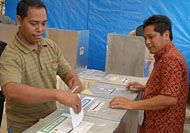 Salah seorang warga Tenggarong saat memberikan suara pada Pemilu 2009. Pada Pemilu 2014, kecamatan Tenggarong akan menjadi satu dapil sendiri