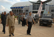 Plt Bupati Samsuri Aspar didampingi pejabat Muspida saat meninjau fasilitas PON XVII di Tenggarong Seberang