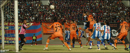 Beberapa pemain Persisam Putra bersiap menyongsong bola dalam sebuah kemelut di depan gawang Mitra Kukar