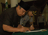 Plt Bupati Samsuri Aspar dan Kapolres Heru Dwi Pratondo menandatangani berita acara serah terima BKO Satuan Hansip/Linmas