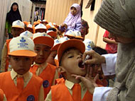 Para bocah TK Badak Mekar secara bergantian mendapatkan vaksin Polio dari dr Ida