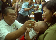 Wabup Samsuri Aspar secara simbolis meneteskan vaksin anti polio secara simbolis kepada salah seorang balita