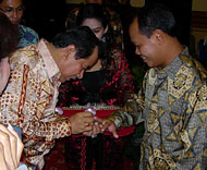Bupati Dr H Syaukani HR MM ketika menyerahkan bingkisan cendramata kenang-kenangan berupa sebentuk cincin kepada pajabat lama Kapolres Kukar AKBP Drs Supriyanto
