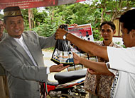 Anggota DPRD Kukar Saiful Aduar menyerahkan paket qurban kepada warga Desa Bangun Rejo