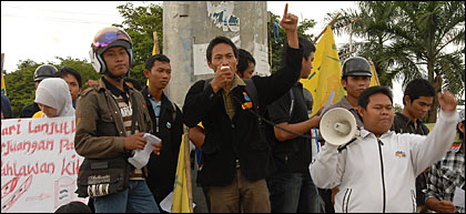 Koordinator Aksi, Andri Prasetio (tengah), saat berorasi dalam aksi damai memperingati Hari Pahlawan
