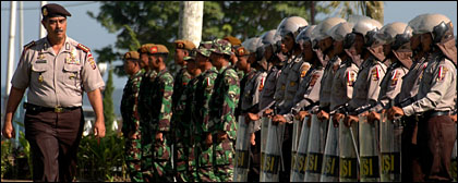 Kombes Pol Amir Hasanuddin saat memeriksa pasukan Operasi Mantap mahakam 2008 di Tenggarong tadi pagi