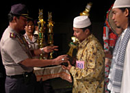 Kapolres Kukar AKBP Darmawan Sutawijaya menyerahkan trofi Juara I kepada perwakilan MDI Kukar