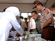 Kapolres AKBP Darmawan Sutawijaya dan Asisten IV Pemkab Kukar H Basran Yunus dengan serius mengamati petugas RSUD AM Parikesit menguji sampel urine