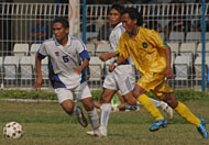 Laxsy Andriyarto menggiring bola menuju daerah terlarang Balikpapan beberapa saat sebelum terjadinya gol kedua tuan rumah Kukar