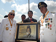 Sultan H Adji Mohd Salehoeddin II bersama Bupati H Syaukani HR saat mengapit desain prangko pecahan Rp 1.500 bergambar Sultan AM Parikesit