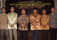 Ketua Panwas Pilkada Kukar Suroto (ketiga dari kiri) beserta anggota Panwas lainnya berfoto bersama Wabup H Samsuri Aspar (keempat dari kiri) usai acara
