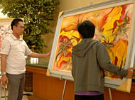 Direktur GRS Thauhid (kiri) memperhatikan salah satu lukisan Rachmat Santoso