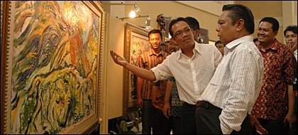 Pelukis Rachmat Santoso menjelaskan karya lukisnya kepada Samsuri Aspar