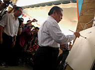 Plt Bupati Samsuri Aspar menggoreskan cat di atas kanvas yang kemudian dilanjutkan Rachmat Santoso