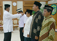 Asisten IV Pemkab Kukar HM Ghufron Yusuf memasang tanda peserta secara simbolis saat membuka Rakerda BAZ se-Kukar