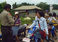 Petugas Polsek Muara Badak ketika merazia pelajar SLTA Muara Badak yang mengendarai sepeda motor tanpa mengenakan helm