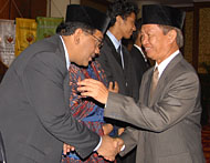 Pj Bupati Kukar Sjachruddin (kanan) memberikan ucapan selamat kepada Rektor Unikarta HM Aswin yang baru dikukuhkan
