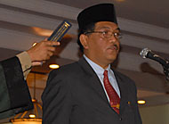 HM Aswin saat diambil sumpahnya sebagai Rektor Unikarta 2009-2013