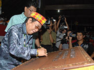 Didampingi Plt Sekkab HM Aswin, Gubernur Kaltim Yurnalis Ngayoh menandatangani prasasti peresmian Lamin Amin Bioq