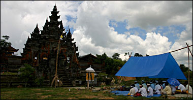 Suasana ritual Tawur Agung Kesanga di halaman Pura Payogan Agung, Tenggarong, Kamis (10/03) siang