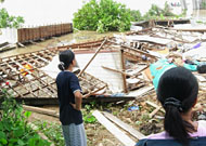 Inilah kondisi rumah kontrakan milik H Tapri di Desa Perjiwa, Tenggarong Seberang, yang amblas ke sungai Mahakam
